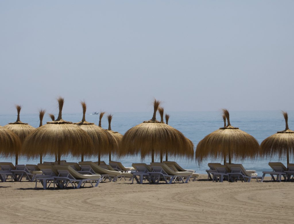 Sombrillas de playa frente al mar en Torremolinos.